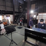 明治初期に移築された「旧竹内家住宅」で、子どもたちの演奏を楽しむ来場者ら＝神河町粟賀町