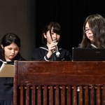 人気アニメになぞらえ、コスプレで構成資産を旅するプランを発表する生野高校の生徒たち