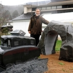 明延鉱山の一円電車をモチーフにした石の彫刻。藤本イサムさんが地元の石材を使って制作した＝養父市八鹿町高柳、道の駅ようか但馬蔵