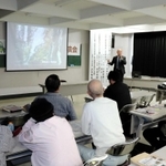 鉱山を生かしたまちづくりの取り組みや課題を説明する明延区長の小林史朗さん＝八鹿公民館