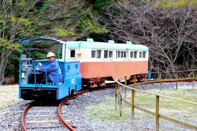 山あいの広場に敷かれたレールの上を走る一円電車＝養父市大屋町明延