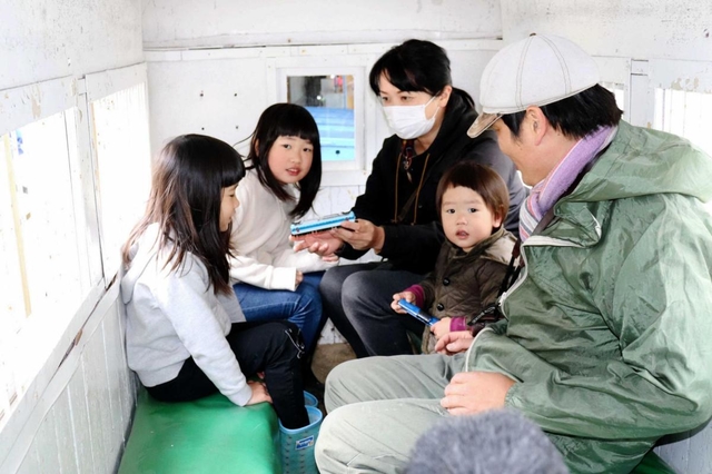車内に座る５人家族。せまくても何だか楽しそう＝養父市大屋町明延