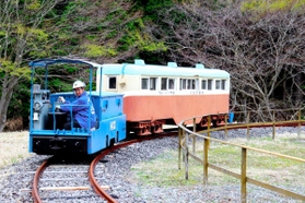 山あいの広場に敷かれたレールの上を走る一円電車＝養父市大屋町明延