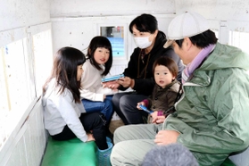 車内に座る５人家族。せまくても何だか楽しそう＝養父市大屋町明延