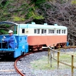 山あいの広場に敷かれたレールの上を走る一円電車＝養父市大屋町明延