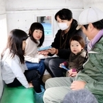 車内に座る５人家族。せまくても何だか楽しそう＝養父市大屋町明延