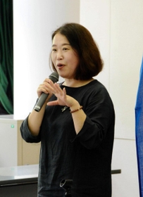 「銀の馬車道劇団」の１１年間の活動を振り返る玉田恵美さん＝姫路市本町