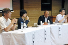 専門家らが地域歴史遺産の保全と活用について話し合ったシンポジウム＝園田学園女子大学