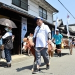 馬車をイメージしたポニーと大八車を先頭に街道を歩く住民ら＝姫路市安田２