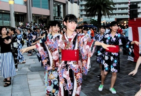 盆踊りを楽しむ人たち＝神戸市中央区東川崎町１