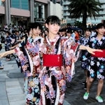 盆踊りを楽しむ人たち＝神戸市中央区東川崎町１
