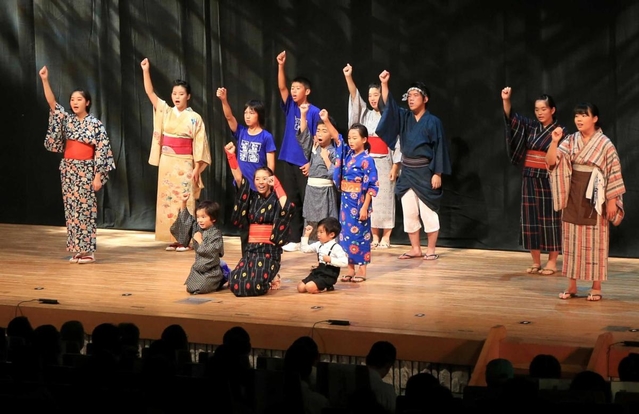 稽古の成果を舞台で披露する出演者＝姫路市市民会館