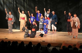 稽古の成果を舞台で披露する出演者＝姫路市市民会館