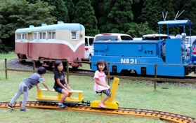 一円電車の体験乗車会の広場では、手こぎトロッコも人気を集めた＝養父市大屋町明延
