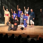 稽古の成果を舞台で披露する出演者＝姫路市市民会館