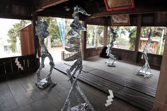 「銀の守人」と名付けられた神野翼さんの作品＝鈴の森神社