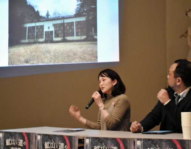 作品のコンセプトなどを話すアーティストら＝但陽会館