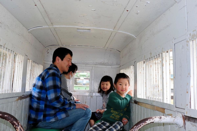 小さな車体の乗り心地を楽しむ観光客＝養父市大屋町明延