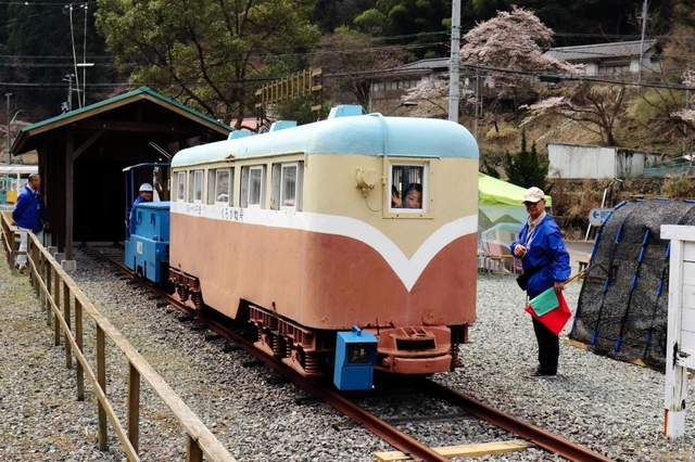 体験乗車が始まった一円電車＝養父市大屋町明延