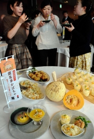 「銀馬車かぼちゃ」をふんだんに使ったコロッケやチーズケーキなどの試食会＝姫路市本町