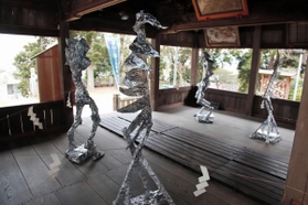 「銀の守人」と名付けられた神野翼さんの作品＝鈴の森神社