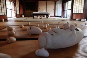 片岡健助さんの作品は、明治期の建物のあちこちに、自身のキャラクター約１５０体を並べた＝旧生野クラブ