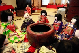 火鉢を囲む市松人形。１００年以上前のものもあり、表情が愛らしい＝井筒屋