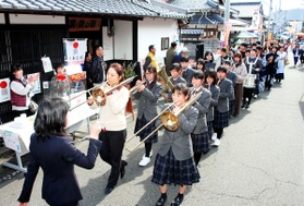 街道を行進する神崎高校の吹奏楽部員ら＝神河町内