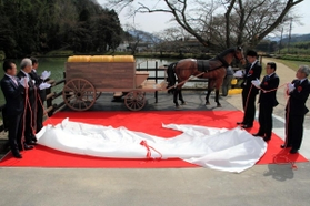 関係者が除幕した馬車のモニュメント＝神河町吉冨