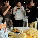 「銀馬車かぼちゃ」をふんだんに使ったコロッケやチーズケーキなどの試食会＝姫路市本町