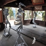 「銀の守人」と名付けられた神野翼さんの作品＝鈴の森神社
