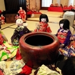 火鉢を囲む市松人形。１００年以上前のものもあり、表情が愛らしい＝井筒屋