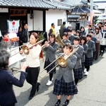 街道を行進する神崎高校の吹奏楽部員ら＝神河町内