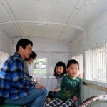 小さな車体の乗り心地を楽しむ観光客＝養父市大屋町明延