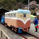 体験乗車が始まった一円電車＝養父市大屋町明延