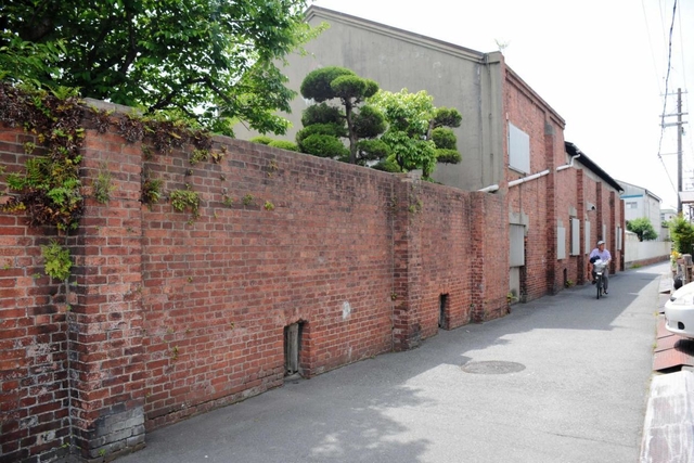 市道の拡幅に伴い撤去されることになった赤れんが壁＝姫路市飾磨区宮