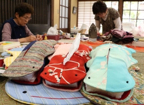 色とりどりの布で作られたオオサンショウウオのティッシュケース＝井筒屋