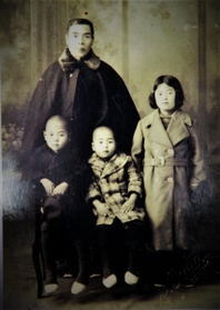 父・伊藤理一郎さん（後列）と３人の子ども。前列中央が真一郎さん（提供）