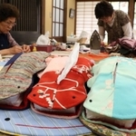 色とりどりの布で作られたオオサンショウウオのティッシュケース＝井筒屋