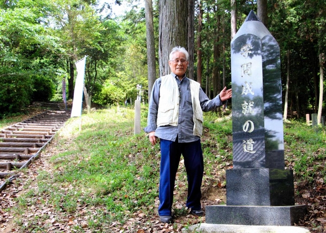 「学問成就の道」について話す松岡豊さん＝福崎町西田原