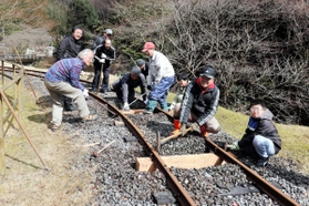体験乗車会を前に軌道の補修を行うボランティア（３月１６日）＝養父市大屋町明延
