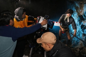 坑道内で水蒸気を使った演出で撮影に臨む「ひさし」＝生野銀山