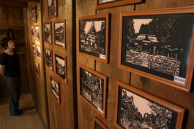 生野の町並みを印象的に切り抜いた切り絵の作品展＝井筒屋