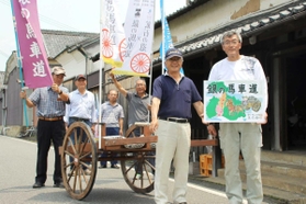 ウオーキングイベントを企画した苗村さん（右）ら＝姫路市船津町、神崎酒造前