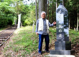 「学問成就の道」について話す松岡豊さん＝福崎町西田原
