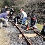 体験乗車会を前に軌道の補修を行うボランティア（３月１６日）＝養父市大屋町明延