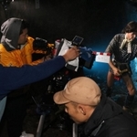 坑道内で水蒸気を使った演出で撮影に臨む「ひさし」＝生野銀山