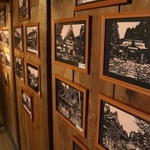 生野の町並みを印象的に切り抜いた切り絵の作品展＝井筒屋