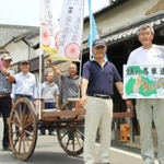 ウオーキングイベントを企画した苗村さん（右）ら＝姫路市船津町、神崎酒造前