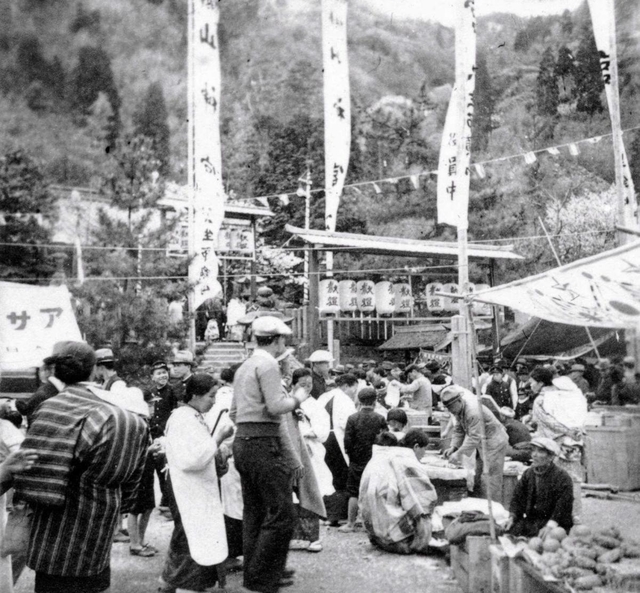 大勢の人でにぎわう山神祭（朝来市提供）
